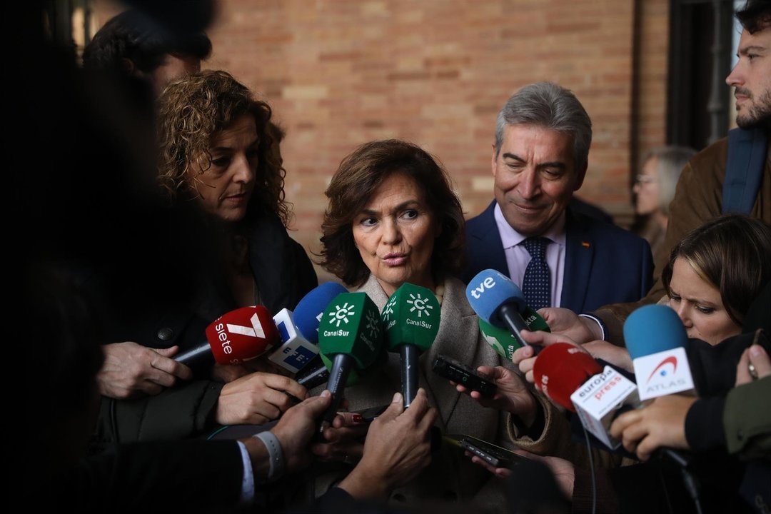 La vicepresidenta del Gobierno en funciones, Carmen Calvo, atiende a los medios antes de presidir la entrega de los Premios Plaza de España en Sevilla.