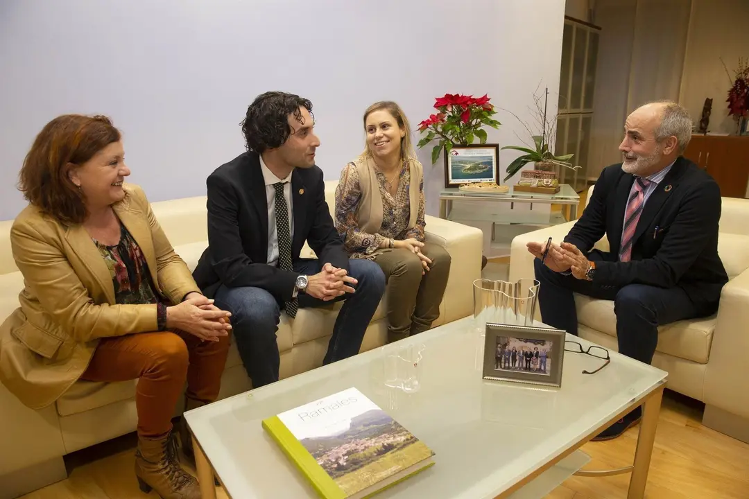 Alcalde de Astillero con consejero de Sanidad