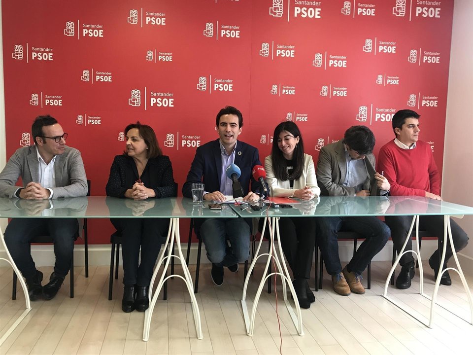 El portavoz del PSOE en el Ayuntamiento de Santander, Pedro Casares, acompañado de casi todos los concejales socialistas, anuncia una enmienda a la totalidad del presupuesto para 2020