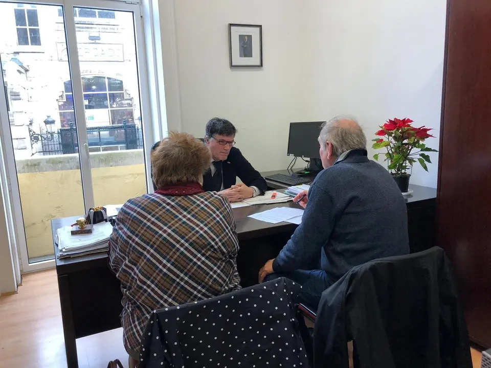 El concejal de Vox, Guillermo P&eacute;rez-Coss&iacute;o, en una reuni&oacute;n con personas mayores en su despacho