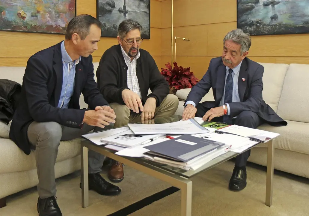 El presidente de Cantabria, Miguel &Aacute;ngel Revilla, recibe al alcalde de Los Corrales de Buelna, Luis Ignacio Argumosa