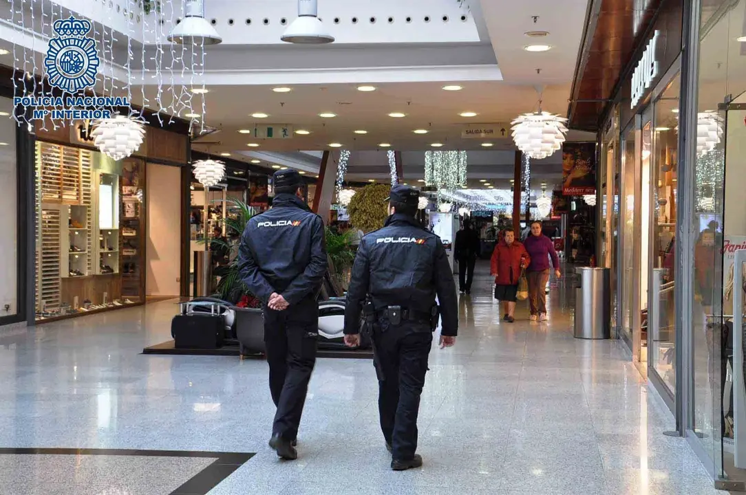 Agentes de la Polic&iacute;a vigilan un centro comercial en una imagen de archivo