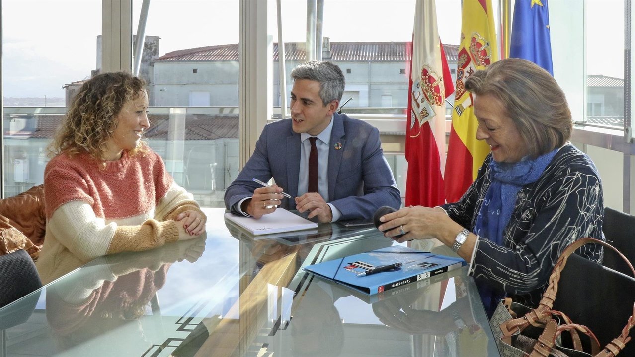 El vicepresidente y consejero de Universidades, Igualdad, Cultura y Deporte, Pablo Zuloaga, se reúne con la alcaldesa de Molledo, Verónica Mantecón