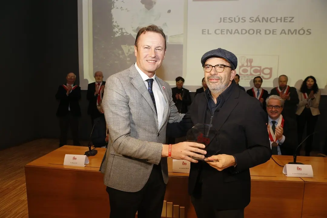 El consejero de Desarrollo Rural, Ganader&iacute;a, Pesca, Alimentaci&oacute;n y Medio Ambiente, Guillermo Blanco, entrega a Jes&uacute;s S&aacute;nchez el premio al mejor jefe de cocina de la Academia de Gastronom&iacute;a de Cantabria