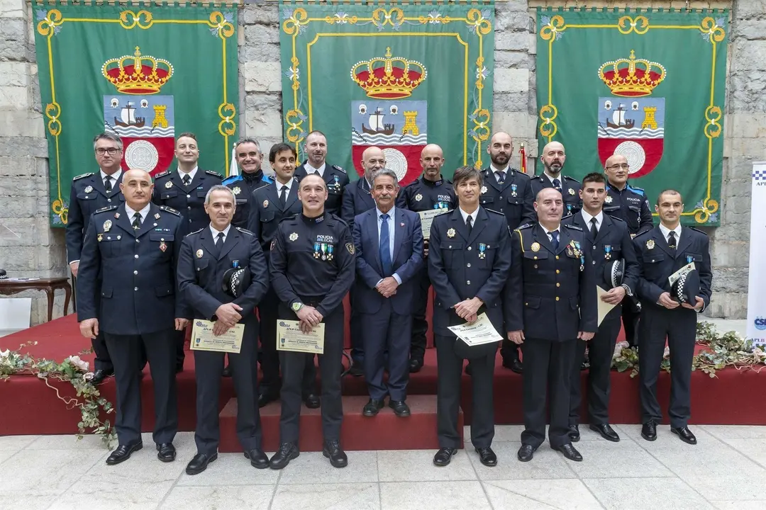 Revilla en la entrega de premios de la APLB en el Parlamento