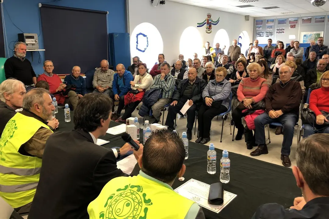 El consejero de Obras P&uacute;blicas, Jos&eacute; Luis Gochicoa, presenta a AMA la oficina de atenci&oacute;n a los afectados por los derribos