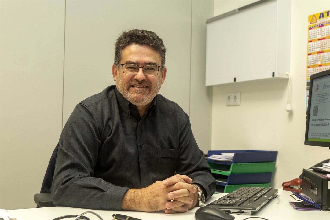 El doctor Agustín Oterino coordina la unidad de esclerosis múltiple de Valdecilla
