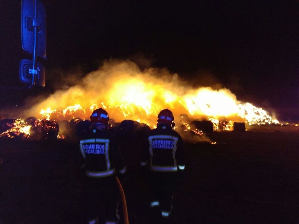    Los Bomberos del Servicio de Emergencias 112 del Gobierno de Cantabria, pertenecientes los parques de Reinosa y Los Corrales de Buelna, trabajan de madrugada en la exinción de un incendio (archivo)