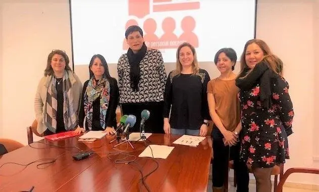 Representantes de la Junta de Personal Docente de Cantabria. De izda a derecha: Laura Aguate (UGT), Rus Trueba (ANPE), Bel&eacute;n Gonz&aacute;lez (STEC), Marta Trujillano (TU), Henar Argui&ntilde;arena (CSIF)  y Conchi S&aacute;nchez (CC.OO)