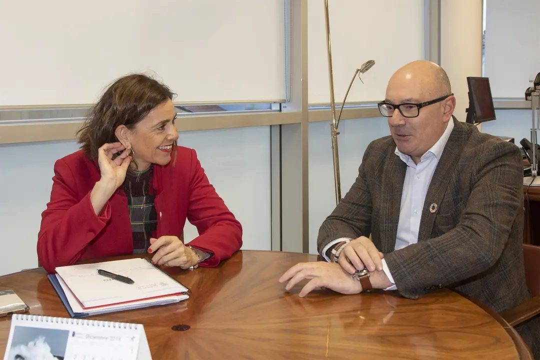 Paula Fern&aacute;ndez, consejera de Presidencia, con Secundino Caso, alcalde de Pe&ntilde;arrubia