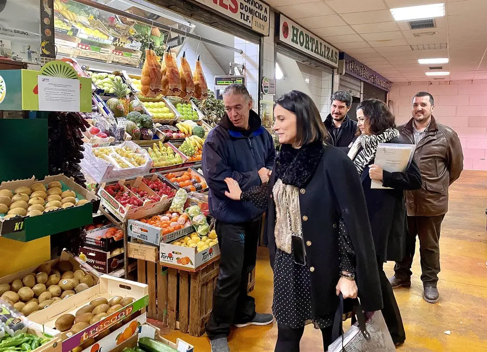 La alcaldesa de Santander, Gema Igual, visita el Mercado de Puertochico