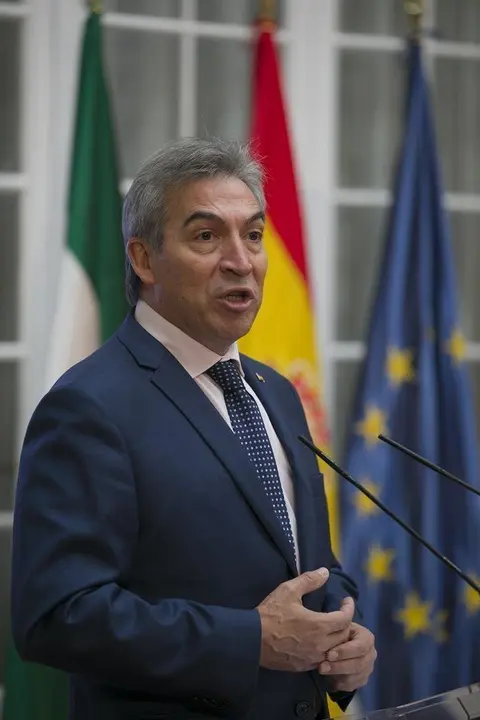 El delegado del Gobierno en Andaluc&iacute;a, Lucrecio Fern&aacute;ndez, durante su intervenci&oacute;n en la ceremonia de entrega de los XV Premios Plaza de Espa&ntilde;a a la defensa, cumplimiento y difusi&oacute;n de los valores recogidos en la Constituci&oacute;n.   En Sevilla, a 12 de diciem