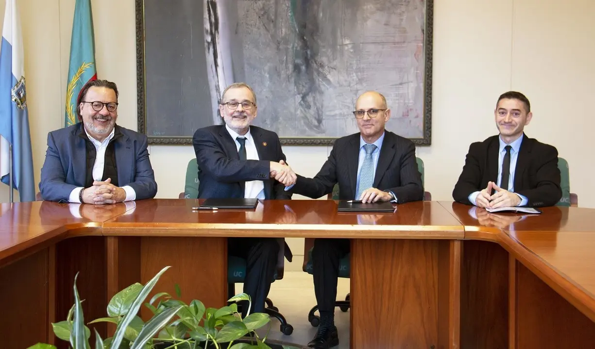 Fotonoticia Uc Firma Renovaci&oacute;n Convenio Titulados Mercantiles Y Empresariales