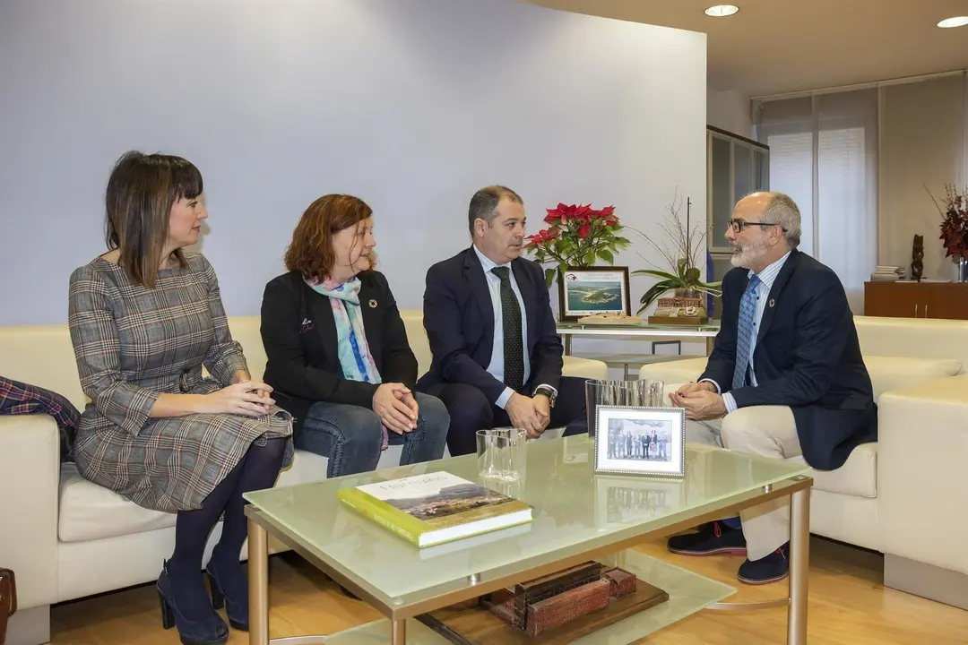 Reuni&oacute;n del consejero de Sanidad, Miguel Rodr&iacute;guez, y el rector de UNEATLANTICO, Rub&eacute;n Calder&oacute;n