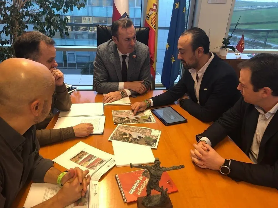 El alcalde de Torrelavega traslada al consejero de Medio Rural el acuerdo con la AAVV del Barrio Covadonga sobre las normas de protecci&oacute;n del ANEI de La Viesca