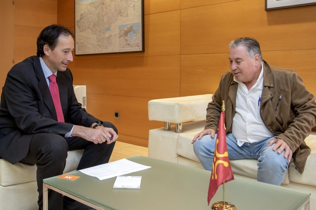 El consejero de Obras Públicas, Ordenación del Territorio y Urbanismo, José Luis Gochicoa, se reúne con el alcalde de Udías, Fernando Fernández