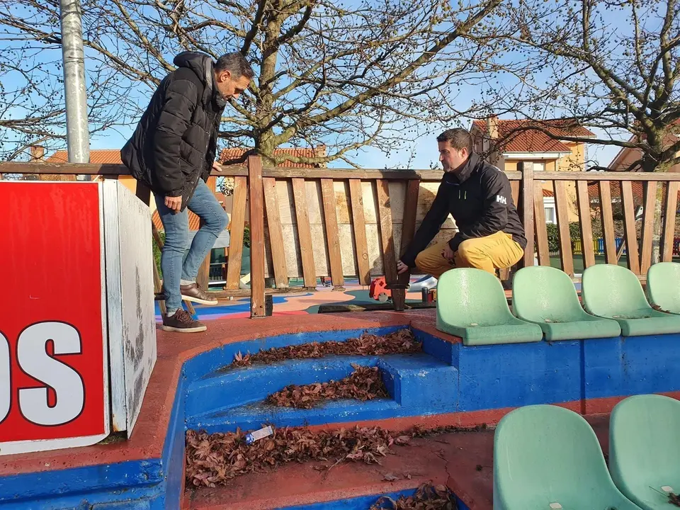El concejal de Deportes, Luis Sa&ntilde;udo, visita la bolera municipal de Boo