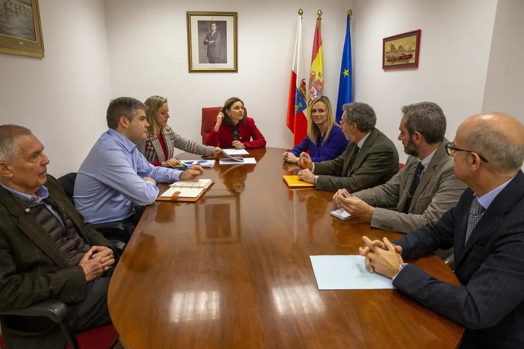 La consejera de Presidencia, Interior, Justicia y Acci&oacute;n Exterior, Paula Fern&aacute;ndez Via&ntilde;a, se ha reunido con miembros de la Uni&oacute;n Profesional de Cantabria