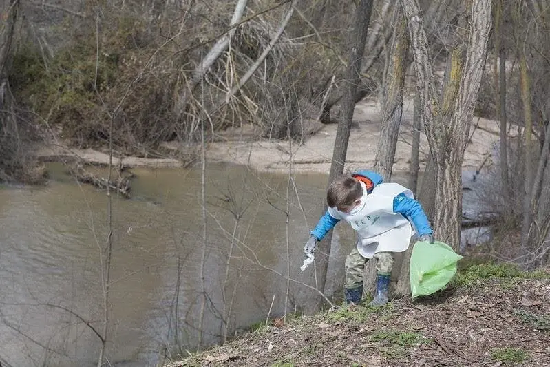 Un ni&ntilde;o recoge basuraleza en una de las batidas del Proyecto LIBERA