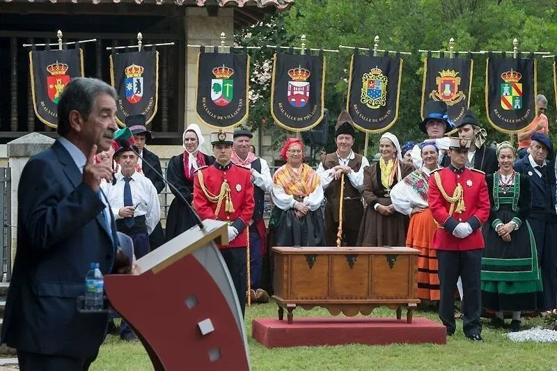 El presidente regional, Miguel &Aacute;ngel Revilla, interviniendo en el D&iacute;a de las Instituciones (Archivo)