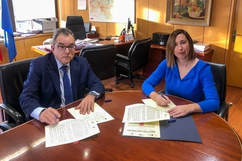 La consejera de Econom&iacute;a y Hacienda, Mar&iacute;a S&aacute;nchez, firma  un convenio de colaboraci&oacute;n con el delegado en Cantabria de la Asociaci&oacute;n Espa&ntilde;ola de Asesores Fiscales (AEDAF), Manuel Fern&aacute;ndez Gonz&aacute;lez de Torres