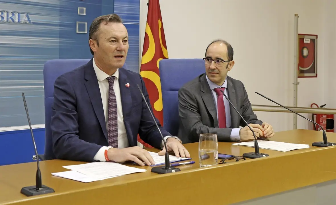 El consejero de Desarrollo Rural, Ganader&iacute;a, Pesca, Alimentaci&oacute;n y Medio Ambiente de Cantabria, Guillermo Blanco, y el gerente de Ecoembes en Cantabria, Fernando Bl&aacute;zquez