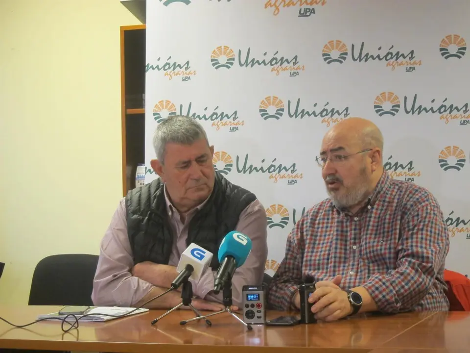 Lorenzo Ramos (UPA) y Roberto Garc&iacute;a (Uni&oacute;ns Agrarias) en rueda de prensa en Santiago
