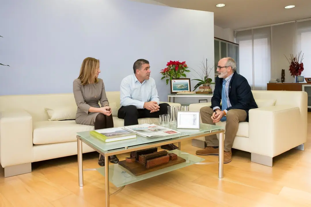 El Consejero De Sanidad, Miguel Rodr&iacute;guez, Recibe Al Alcalde De Argo&ntilde;os, Juan Jos&eacute; Barruetabe&ntilde;a