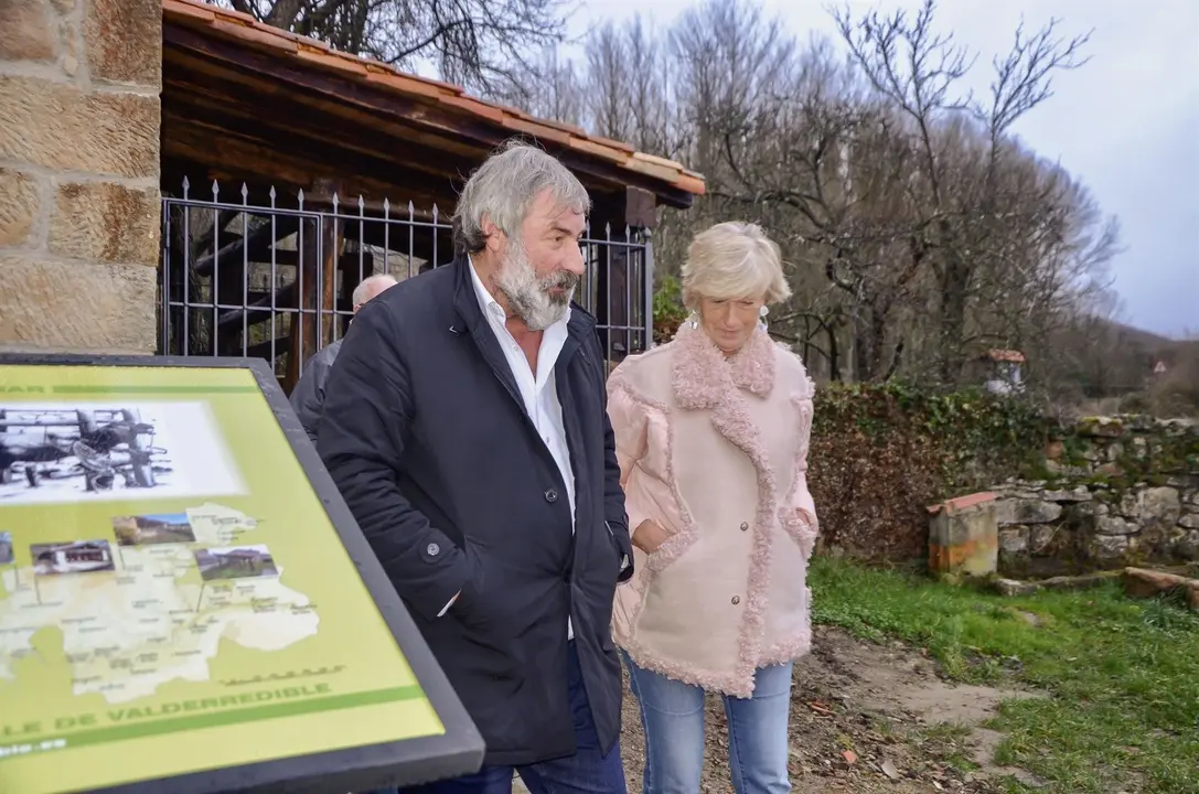 Lomb&oacute; en Valderredible con el alcalde