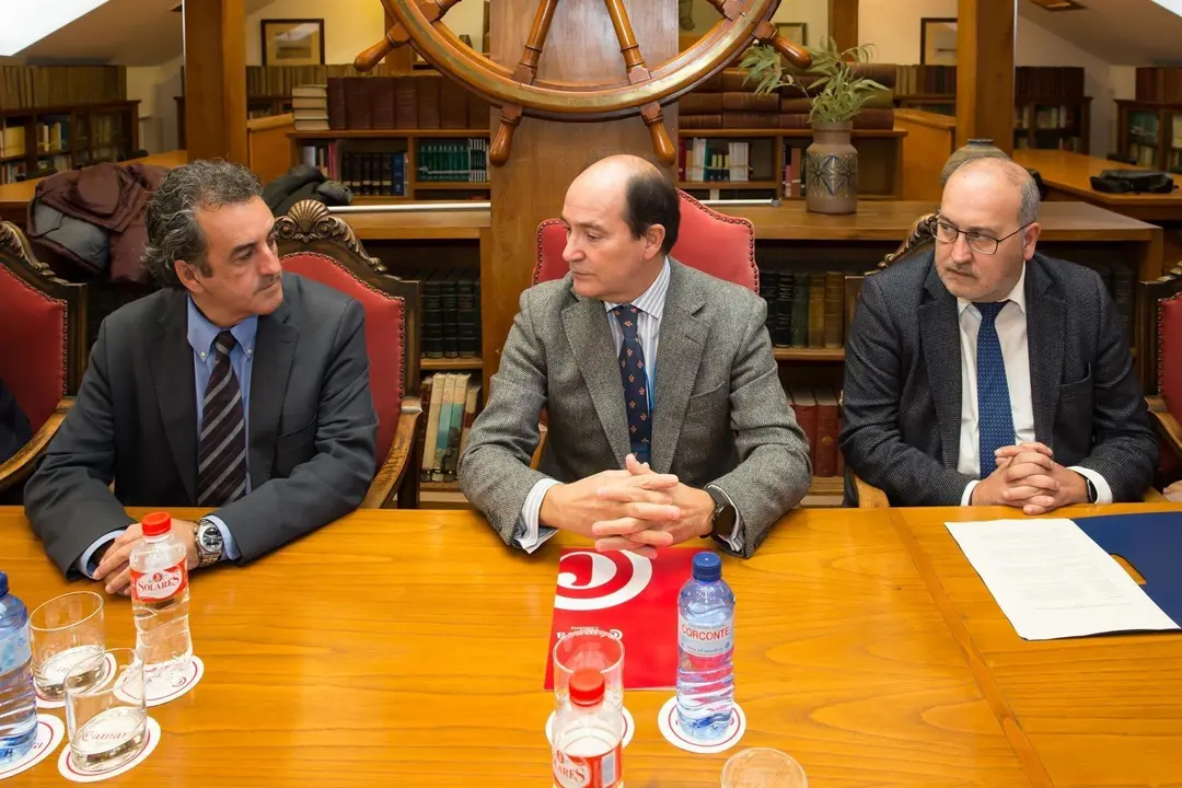 El consejero de Innovaci&oacute;n, Industria, Transporte y Comercio, Francisco Mart&iacute;n (izquierda), el presidente de la C&aacute;mara de Comercio de Cantabria, Modesto Pi&ntilde;eiro, y Juan Carlos Ramos, de Sidenor