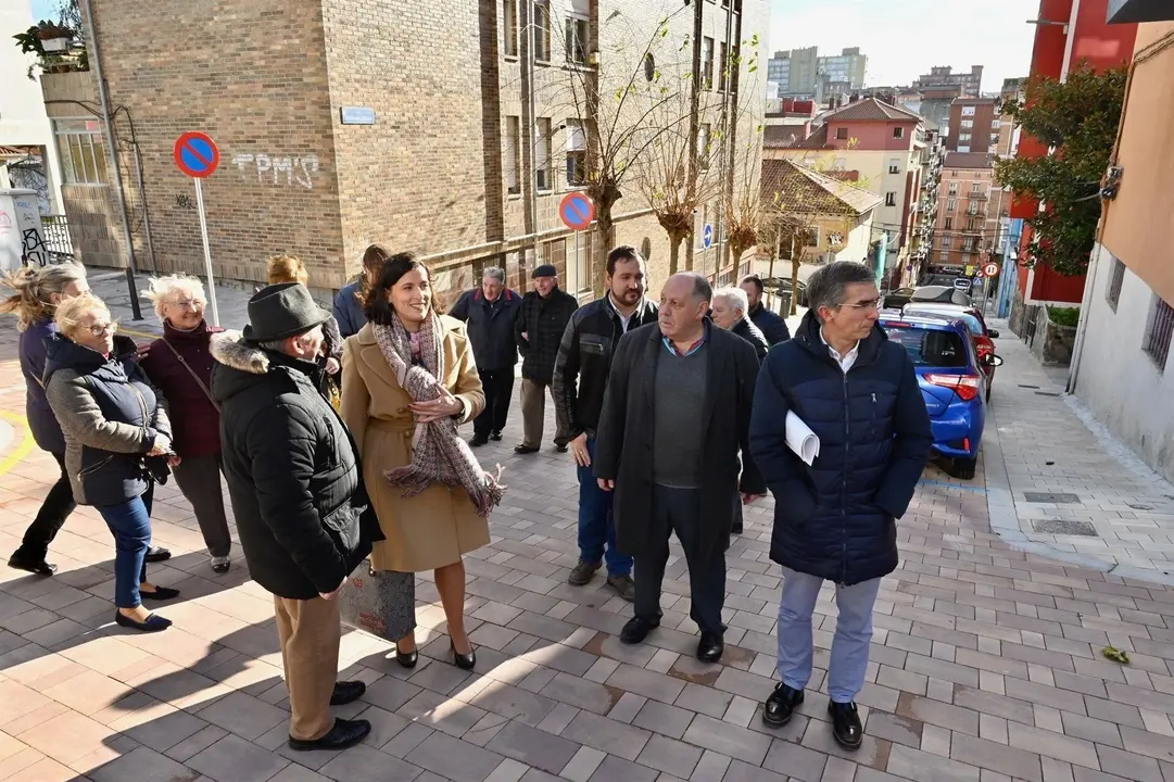 GEMA IGUAL Y C&Eacute;SAR D&Iacute;AZ CON VECINOS EN LA INAUGURACI&Oacute;N DE LAS OBRAS DE LA CALLE BEATO DE LI&Eacute;BANA
