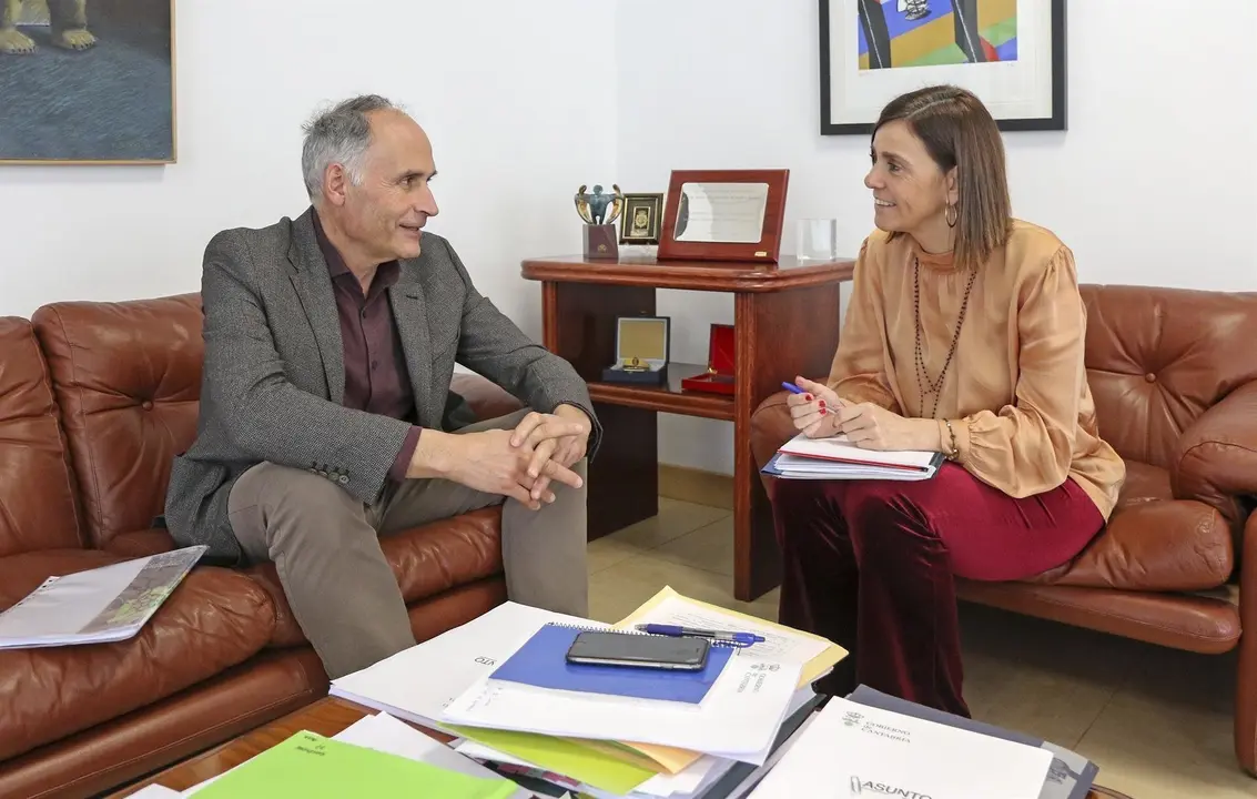 La consejera de Presidencia, Paula Fern&aacute;ndez, recibe al alcalde de Soba, Juli&aacute;n Fuentecilla