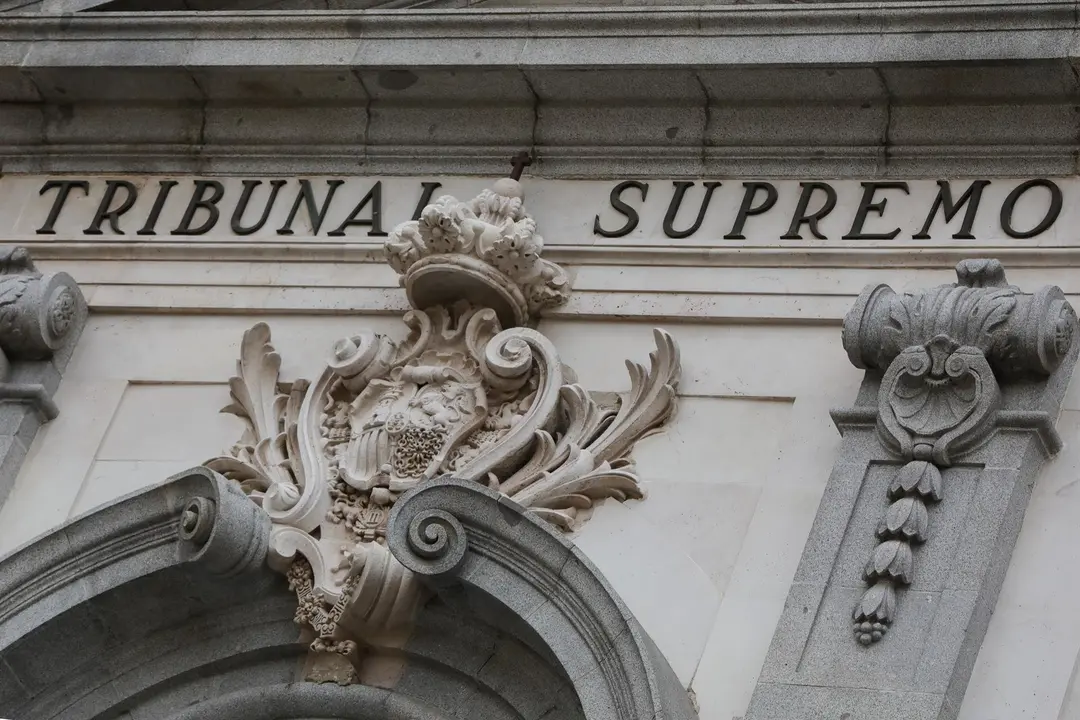 Escudo de Espa&ntilde;a en la fachada del edificio del Tribunal Supremo, en Madrid a 29 de noviembre de 2019.