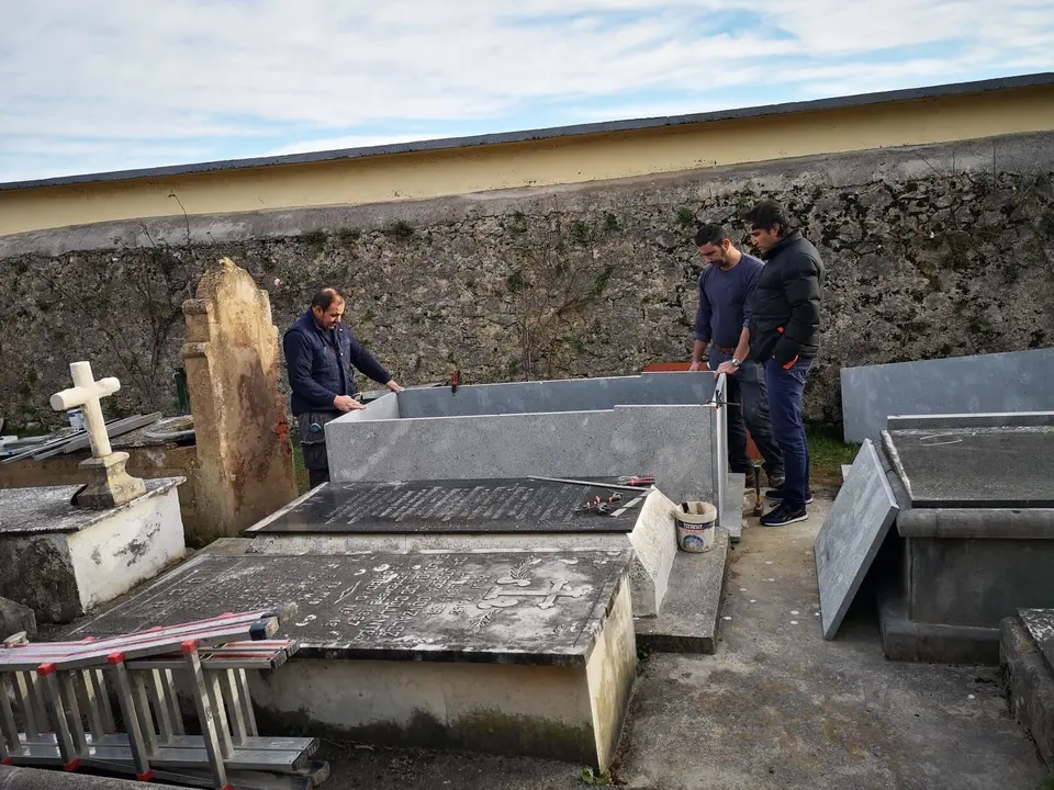 El concejal Jos&eacute; Mar&iacute;a Liendo (Cs) en el cementerio de la Ballena