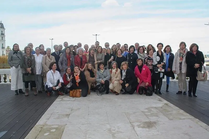 Foto de familia de los profesionales de Atenci&oacute;n Primaria jubilados este a&ntilde;o
