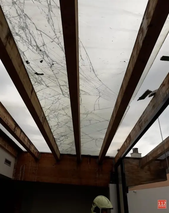 Cristal roto por el viento en un hotel de Isla (Arnuero)