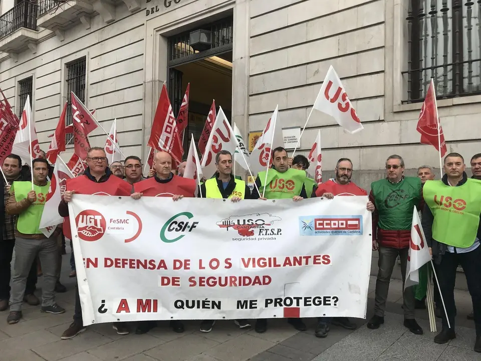 Concentraci&oacute;n de vigilantes de seguridad de Cantabria en la entrada de la Delegaci&oacute;n del Gobierno
