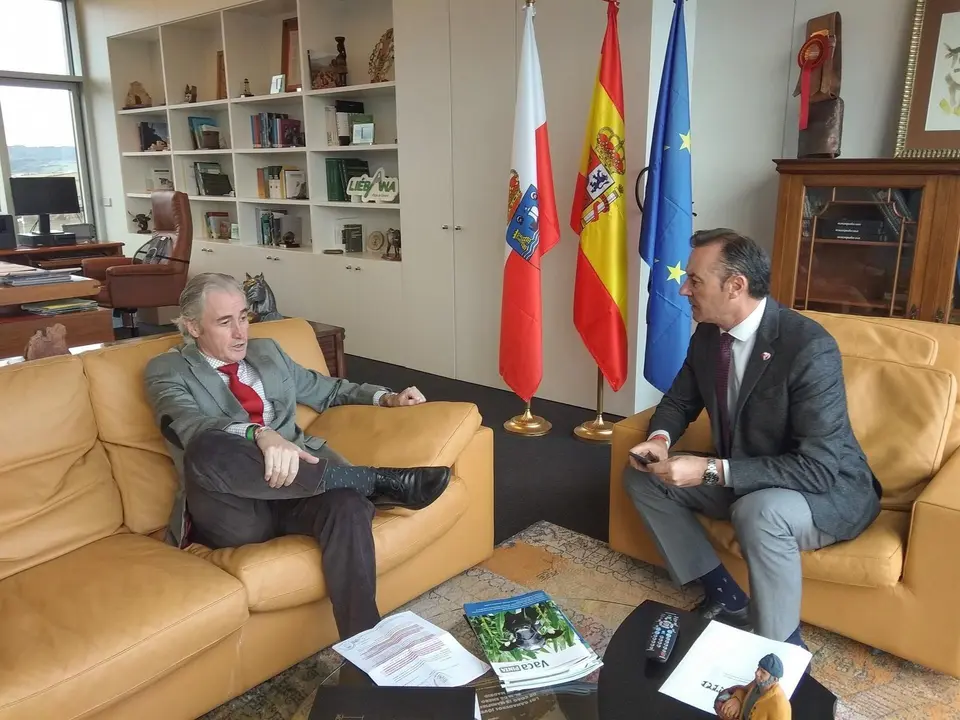 El consejero de Desarrollo Rural, Ganader&iacute;a, Pesca, Alimentaci&oacute;n y Medio Ambiente, Guillermo Blanco, recibe al alcalde de Arnuero, Jos&eacute; Manuel Igual