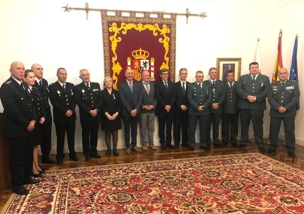 El delegado del Gobierno, Eduardo Echevarr&iacute;a, junto a los polic&iacute;as y guardias civiles de Cantabria condecorados con las medallas al M&eacute;rito Civil