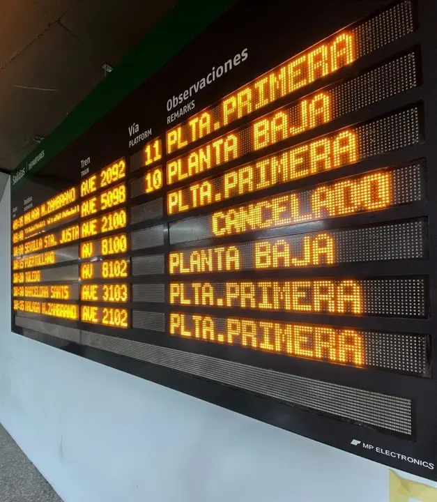 Panel de informaci&oacute;n de salidas de los trenes en la estaci&oacute;n de Atocha, coincidiendo con la cancelaci&oacute;n de 271 trenes de Renfe, en plena operaci&oacute;n salida de Navidad con motivo de la huelga de CGT, en Madrid (Espa&ntilde;a), a 20 de diciembre de 2019.