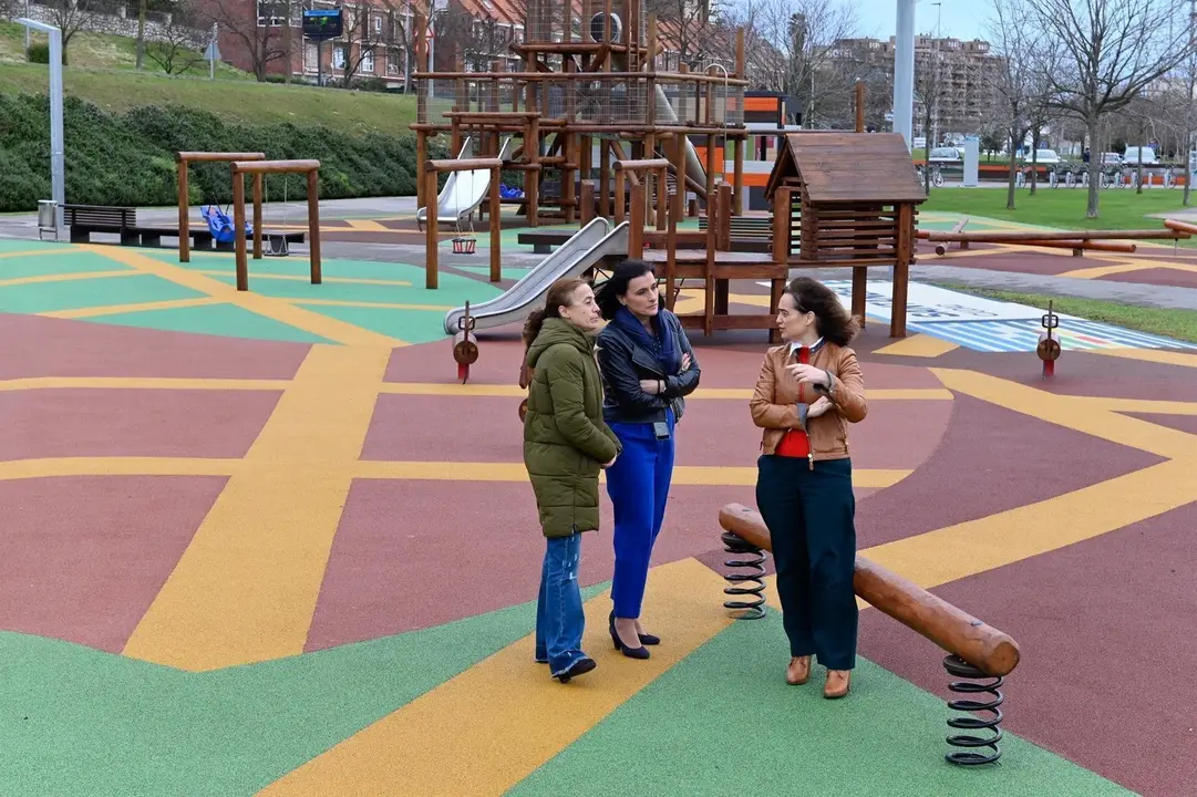 Renovaci&oacute;n del suelo de seguridad del parque infantil de Las Llamas