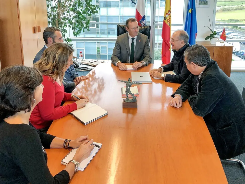 El consejero de Desarrollo Rural, Ganader&iacute;a, Pesca, Alimentaci&oacute;n y Medio Ambiente, Guillermo Blanco, se re&uacute;ne con representantes de la Federaci&oacute;n Nacional de Industrias L&aacute;cteas