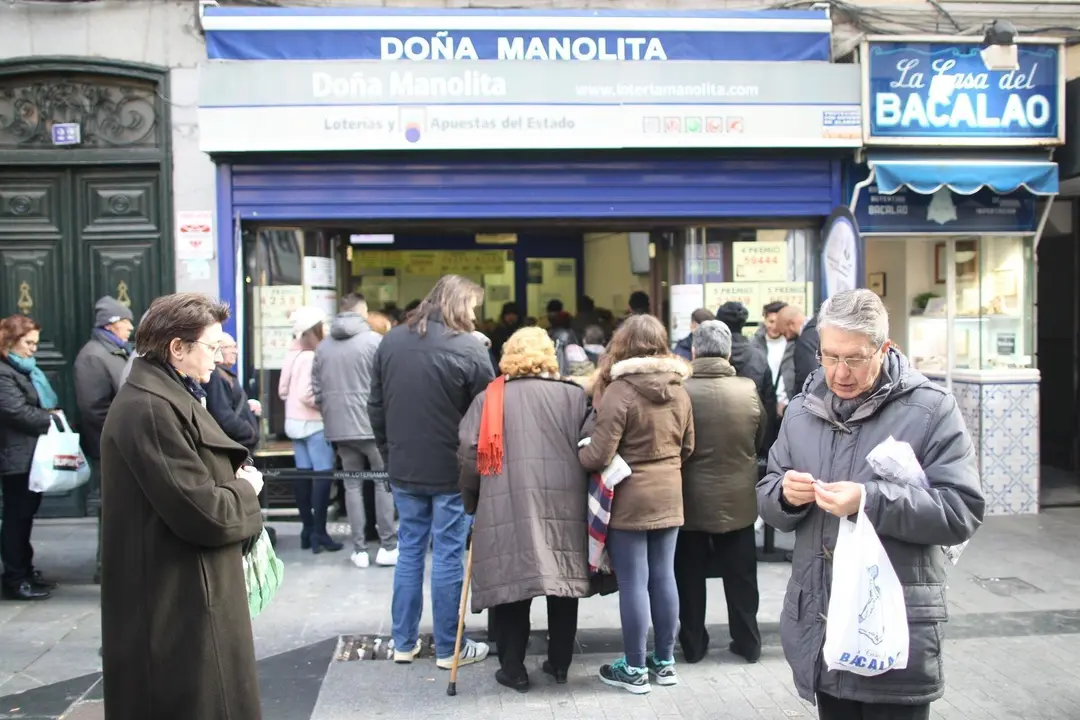 Cola para comprar loter&iacute;a de Navidad en do&ntilde;a Manolita en Madrid, d&eacute;cimo, d&eacute;cimos