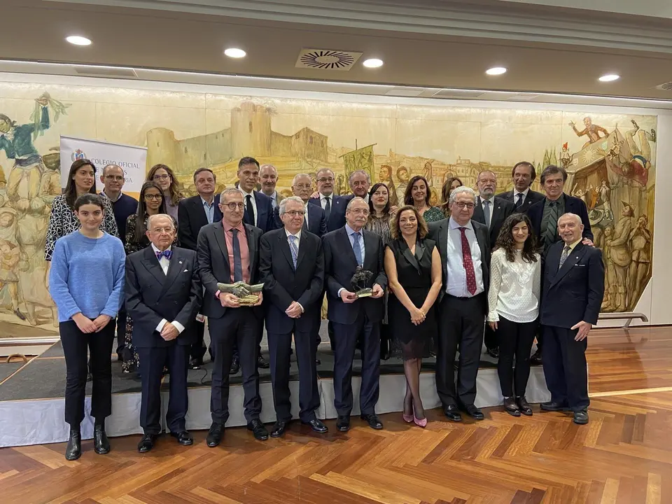 Foto de familia de los asistentes y premiados en la fiesta del Colegio de M&eacute;dicos