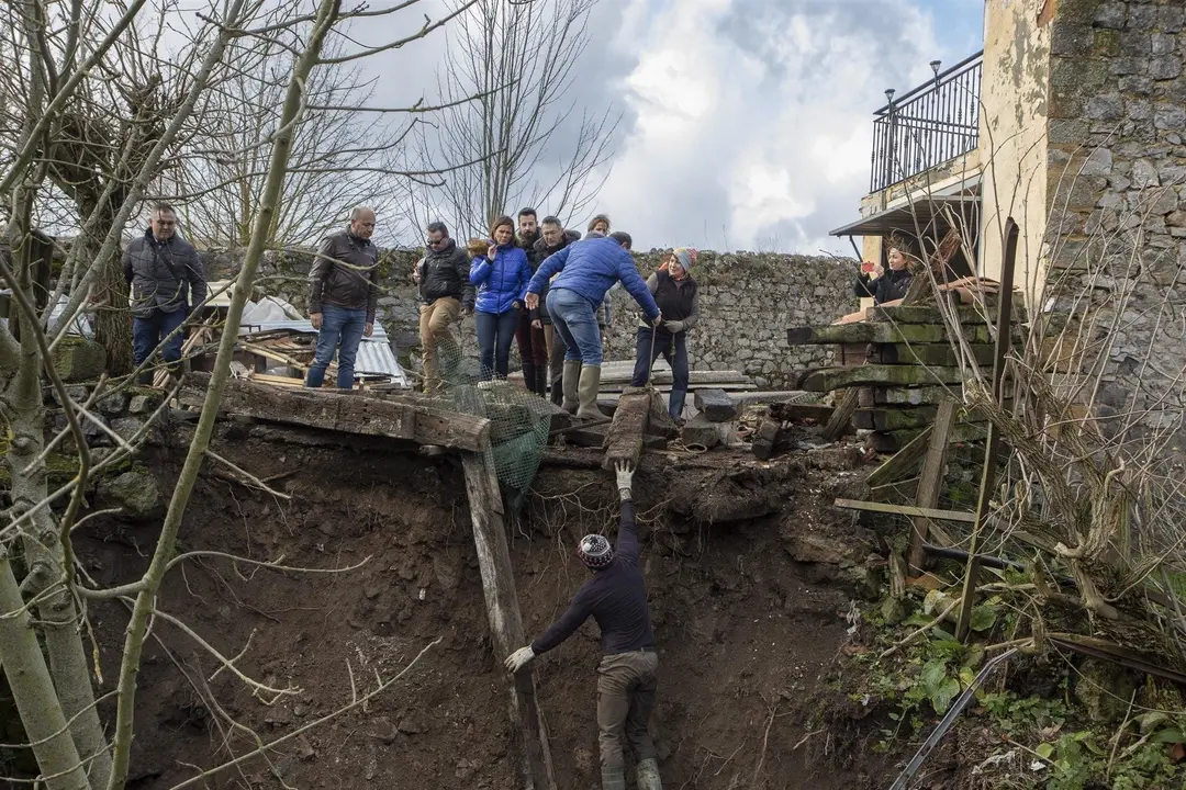 La consejera de Presidencia, Interior, Justicia y Acci&oacute;n Exterior, Paula Fern&aacute;ndez Via&ntilde;a, visita las zonas afectadas por las inundaciones. En la imagen, en la localidad de Ca&ntilde;eda