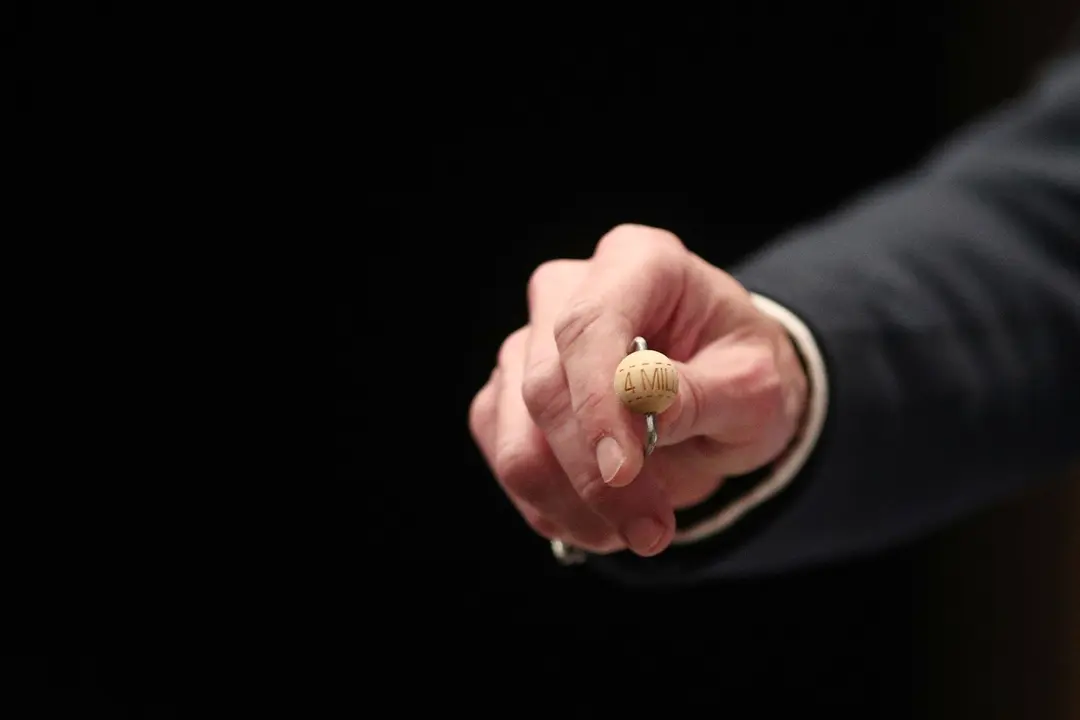 La bola correspondiente al primer premio ('Gordo') relativo a 4 millones de euros a la serie durante la celebraci&oacute;n del Sorteo Extraordinario de la Loter&iacute;a de Navidad 2019 en el Teatro Real de Madrid (Espa&ntilde;a), a 22 de diciembre de 2019.