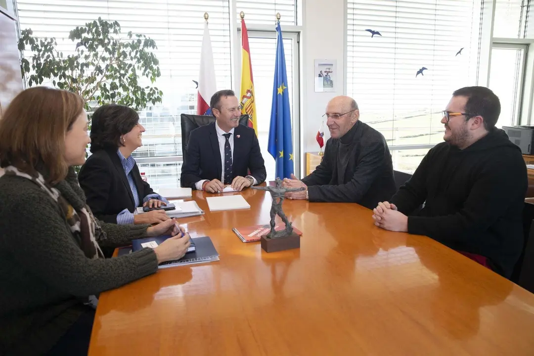 El consejero de Desarrollo Rural, Ganader&iacute;a, Pesca, Alimentaci&oacute;n y Medio Ambiente, Guillermo Blanco, recibe al alcalde de San Felices de Buelna, Jos&eacute; Antonio Gonz&aacute;lez Linares