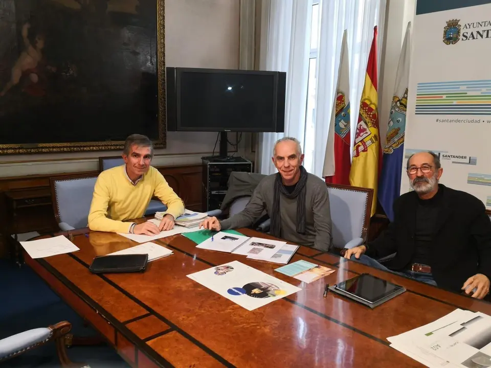 El concejal de Movilidad Sostenible, C&eacute;sar D&iacute;az, se ha reunido con la asociaci&oacute;n Cantabria ConBici