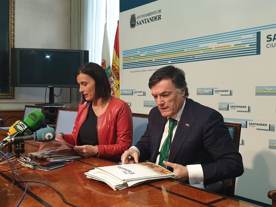 La alcaldesa de Santander, Gema Igual, y el concejal de Vox Guillermo Pérez-Cosío
