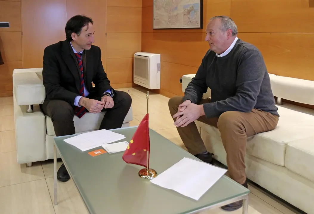 El consejero de Obras P&uacute;blicas, Ordenaci&oacute;n del Territorio y Urbanismo, Jos&eacute; Luis Gochicoa, recibe al alcalde de Pesquera, Rub&eacute;n Ruiz.